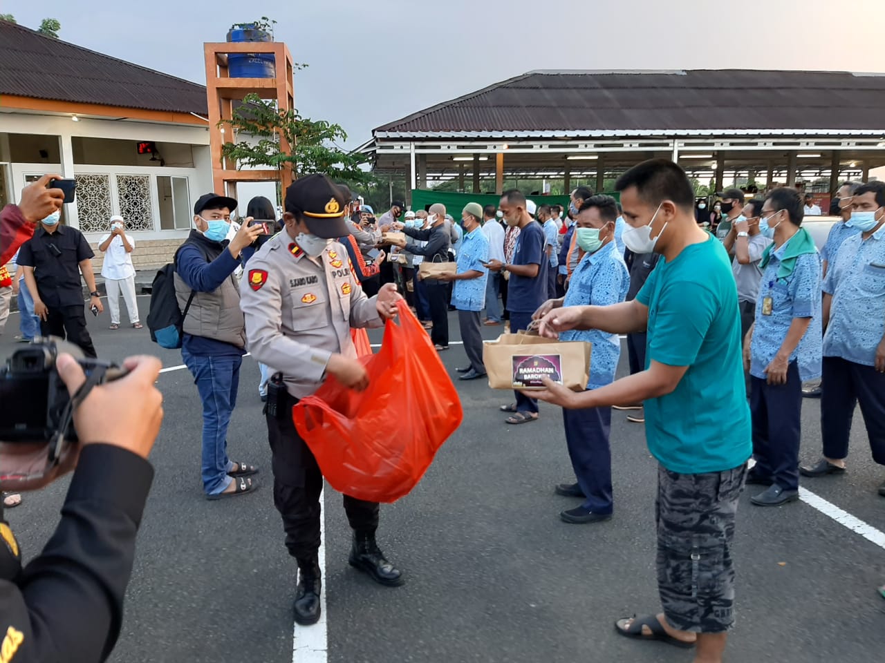 Polresta Bandara Soekarno Hatta Bagikan 250 Takjil ‘ramadhan Barokah 3548