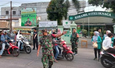 Ramadhan Ke-13 Koramil 01/Teluknaga Kodim 0510/Tigaraksa Bagikan Takjil