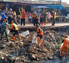 Jumat Bersih Koramil Cakung Bersama Forkopimcam Giat Karya Bhakti Bersihkan Kali Malang